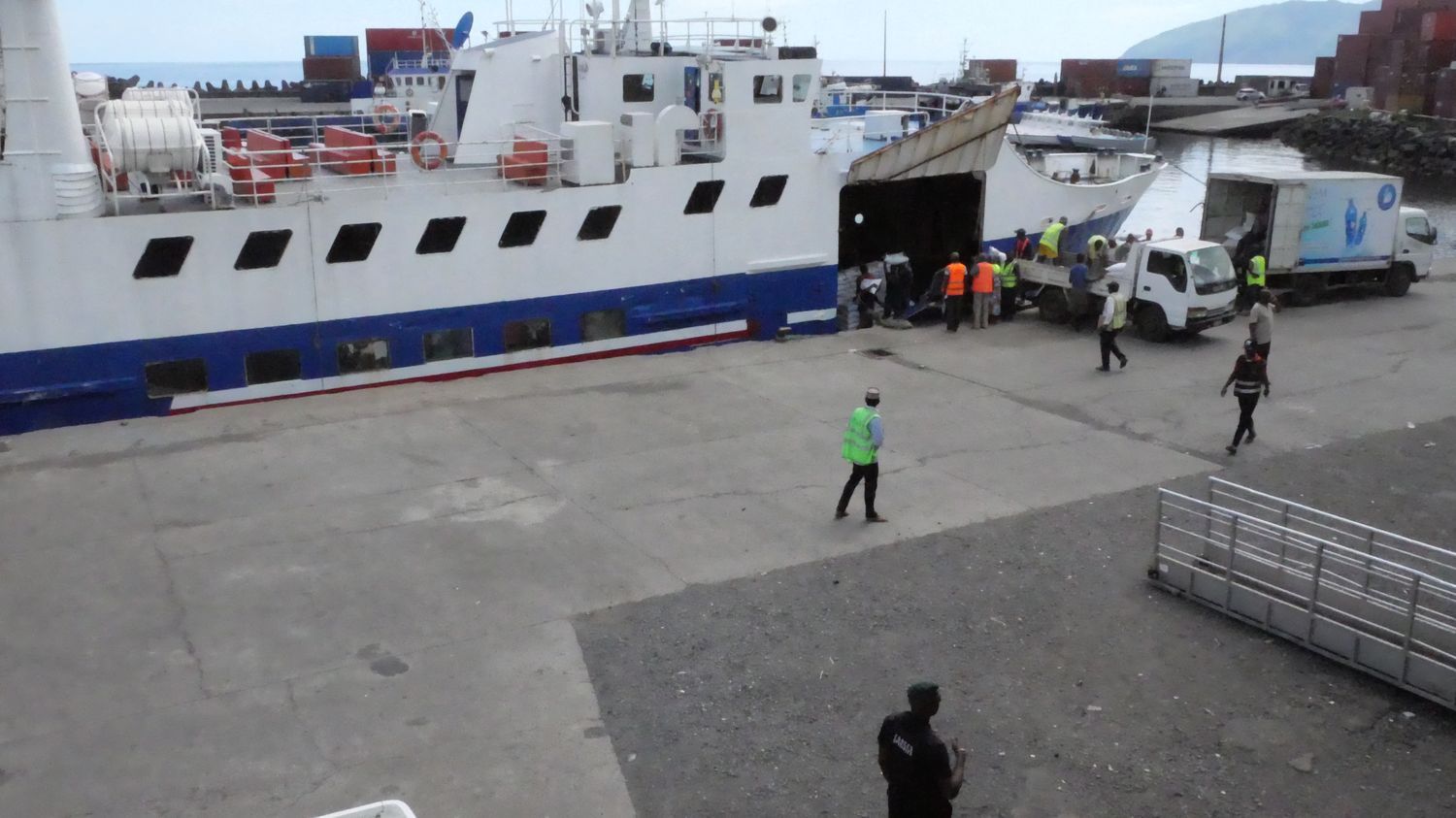 Opération Wuambushu à Mayotte : les bateaux de nouveau autorisés à accoster aux Comores, l'accueil des passagers restreints à ceux munis de papiers