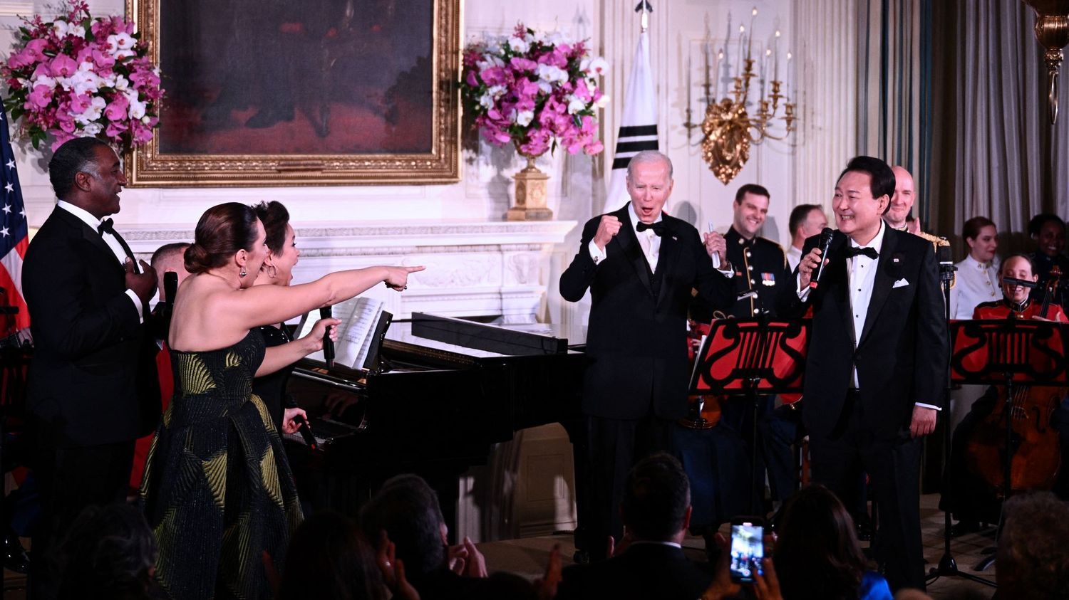 Le président sud-coréen Yoon électrise la Maison Blanche avec ses talents de chanteur et entonne quelques notes d'"American Pie"