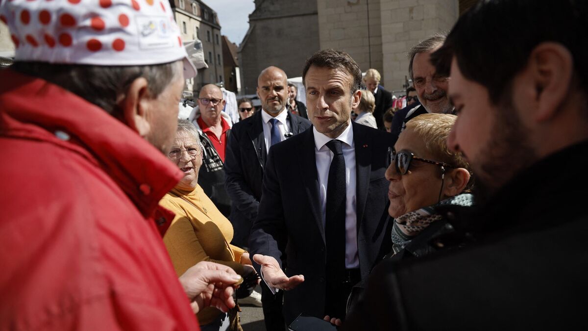 Macron dans le Doubs : un bain de foule surprise au marché et quelques tensions au Château de Joux