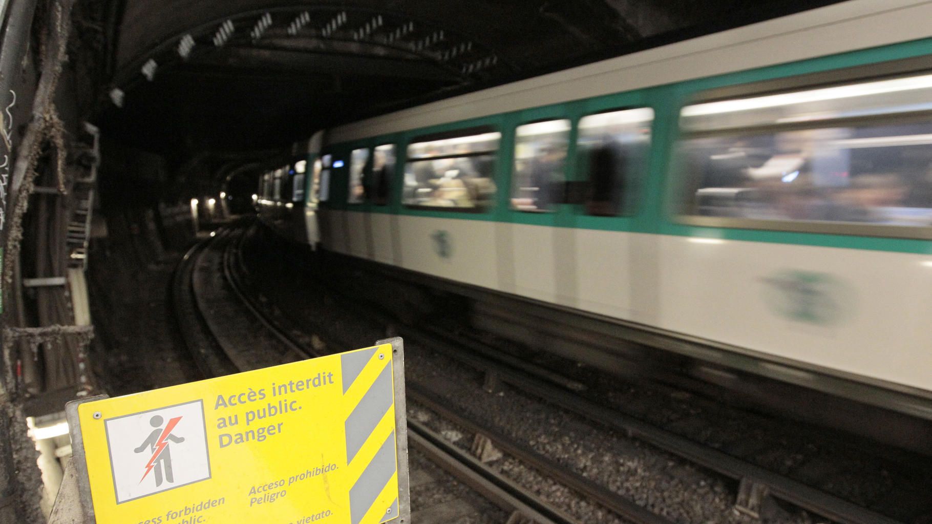 À Paris, une rame de métro de la ligne 13 à Gaîté percute mortellement deux personnes