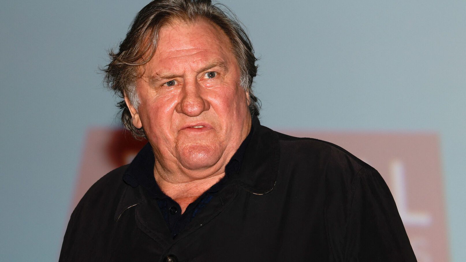 "Il m'a prise dans ses bras quand j'étais bébé" : la première accusatrice de Gérard Depardieu sort du silence