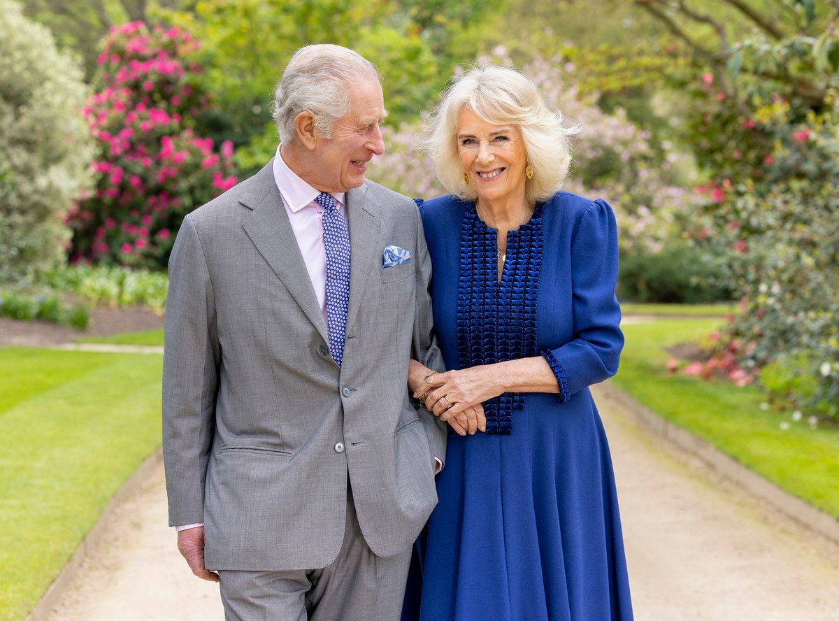 Charles III bientôt de retour : robe de Camilla, photographe… La dernière photo du Roi et de sa fefmme examinée de près