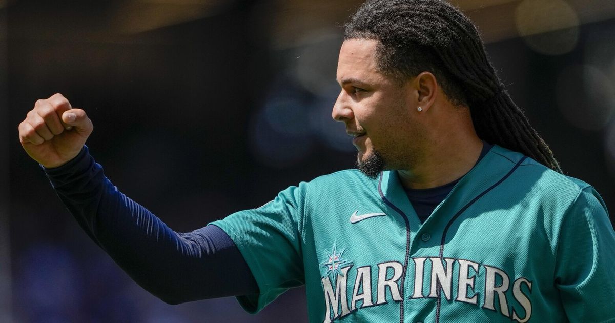 Luis Castillo shuts down Pirates with ease as Mariners coast to victory