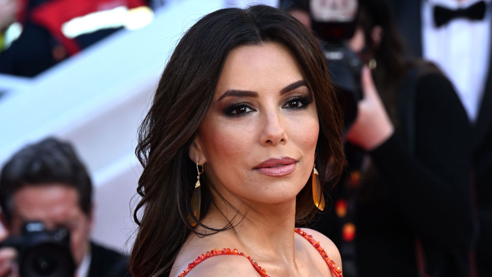 Incendiaire, Eva Longoria met le feu à Cannes dans une robe rouge fendue jusqu’en haut de la cuisse