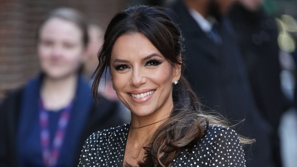 Eva Longoria à Cannes 2023 : sa robe à strass moulante et transparente fait sensation