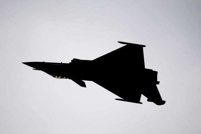 Pris en chasse par un Rafale, un petit avion de tourisme largue de la drogue en plein vol au-dessus de l'Ardèche