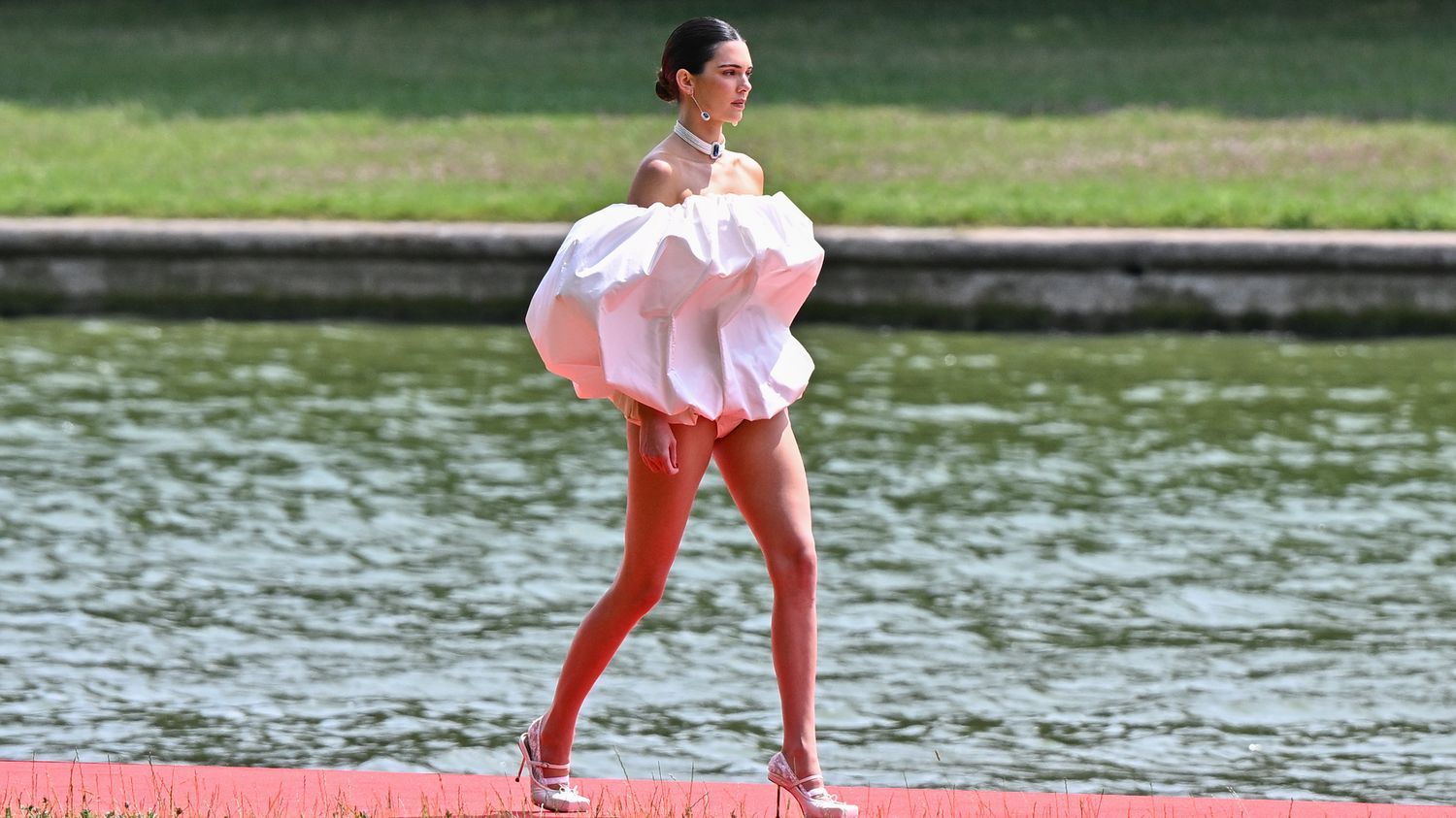 Jacquemus fait défiler sa collection inspirée de Lady Di et Marie-Antoinette au bord de l'eau au Château de Versailles