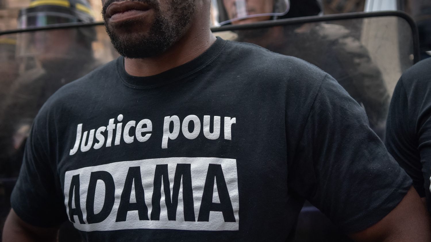 Mort d'Adama Traore : la Défenseure des droits demande des "poursuites disciplinaires" contre quatre gendarmes