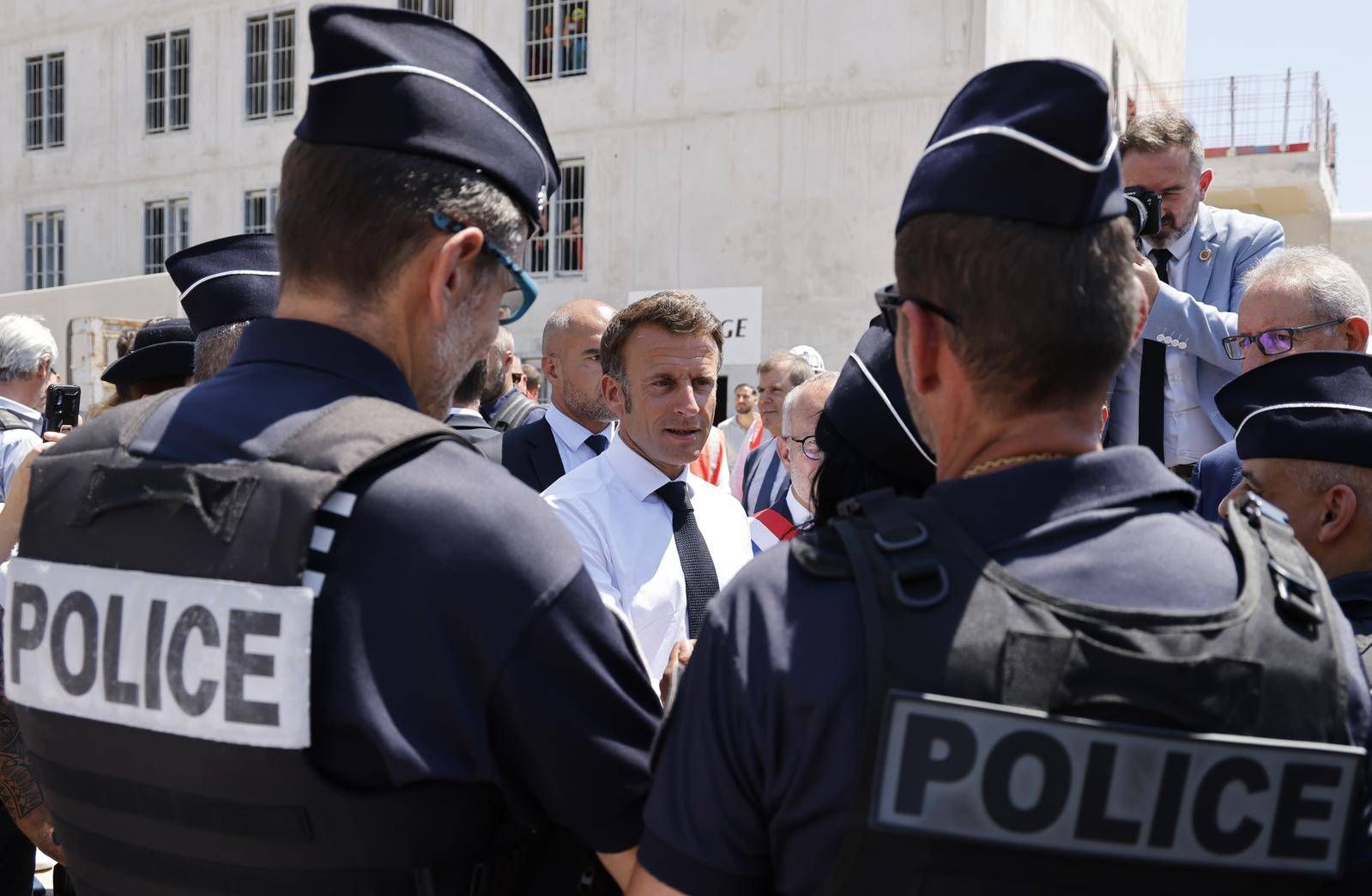 Policiers "percepteurs des impôts", drogue et amendes : les propos de Macron font bondir à gauche et dans la police