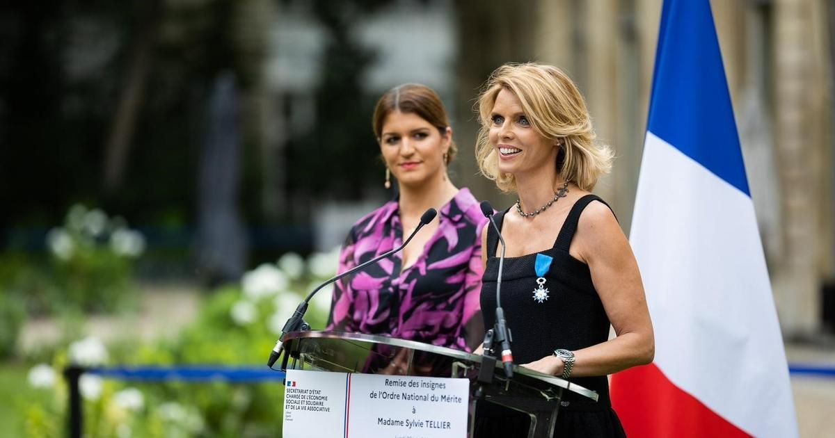 Marlène Schiappa remet la médaille de l'ordre du mérite à Sylvie Tellier et défend le concours Miss France