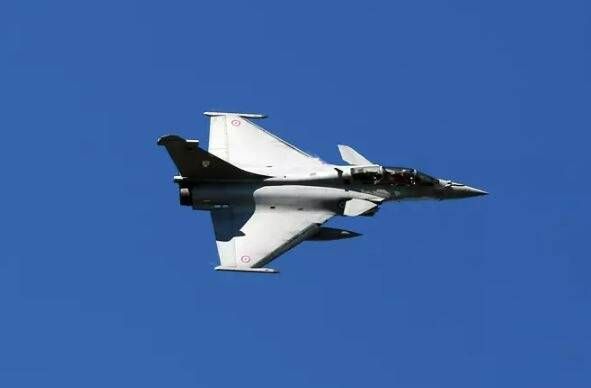 Un avion de tourisme chargé de drogue intercepté par un Rafale en Ardèche, après avoir largué plusieurs colis de stupéfiants