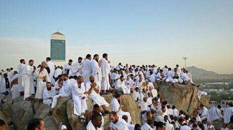 Les fidèles musulmans sur le Mont Arafat, étape phare du grand pèlerinage