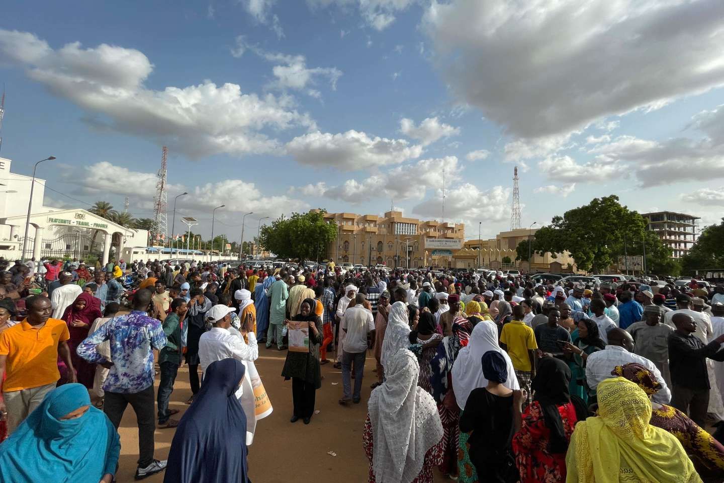 Au Niger, le président Bazoum, séquestré par des militaires, rejette le coup d’Etat