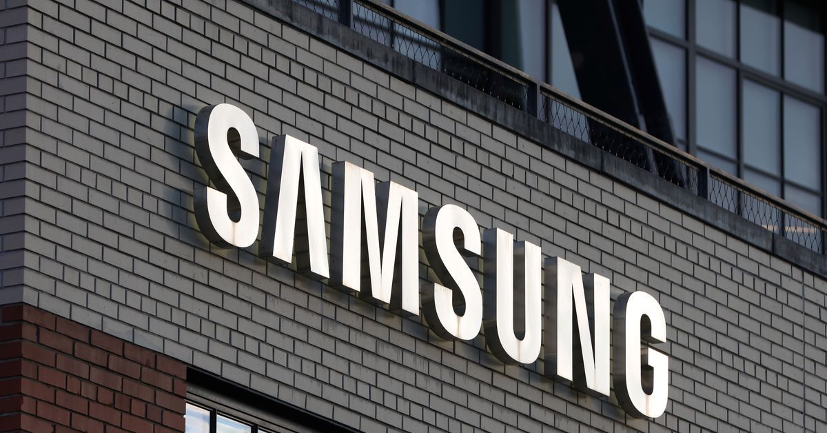 Samsung to extend production cuts after $7 bln chip loss in H1