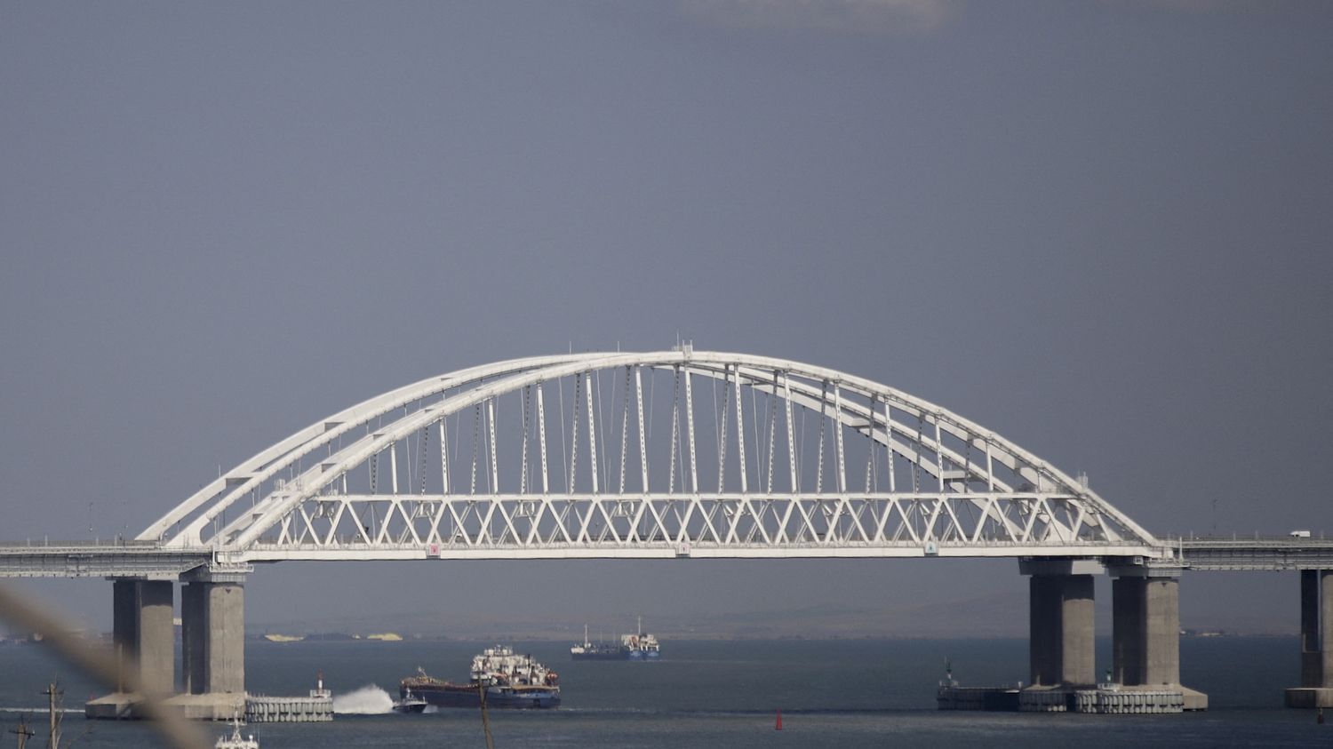 Guerre en Ukraine : les services de sécurité ukrainiens revendiquent l'explosion du pont de Crimée en octobre