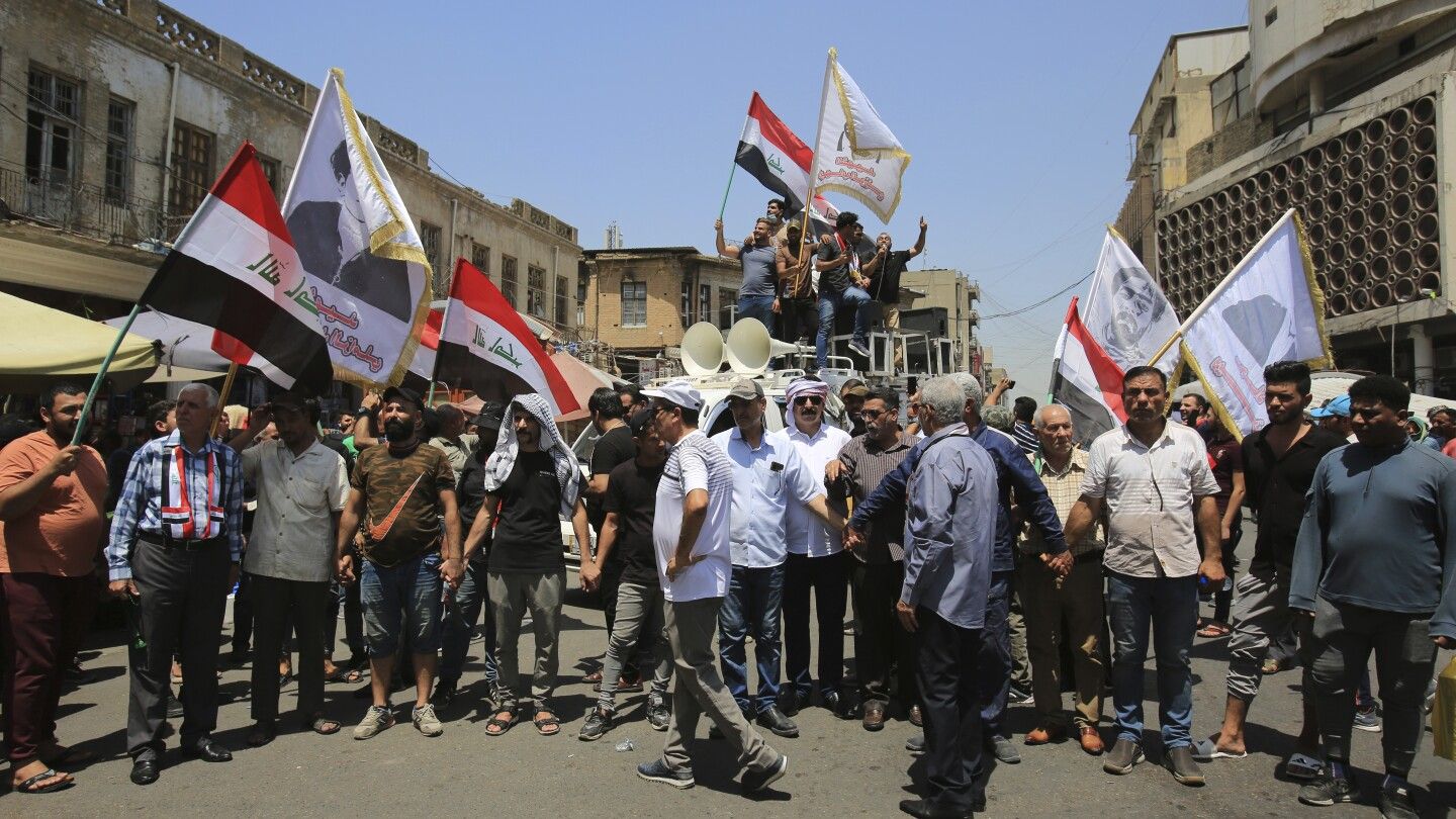 Bank owners and citizens protest deterioration of the Iraqi dinar following US ban on Iraqi banks