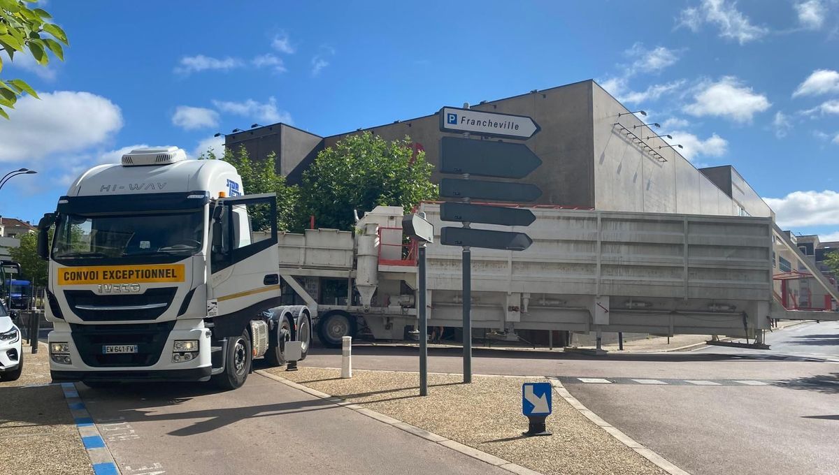 Dordogne : un convoi exceptionnel bloqué perturbe la circulation dans le centre-ville de Périgueux