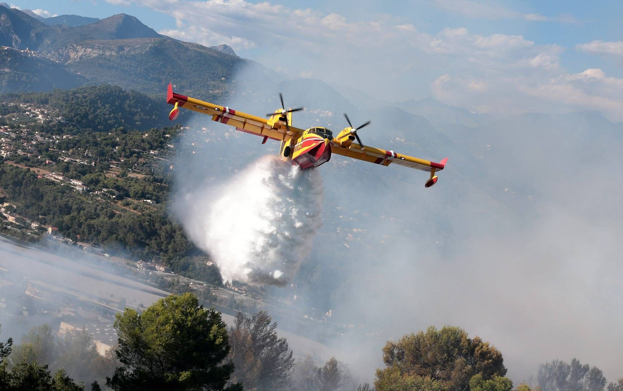 L'incendie dans l'arrière-pays de Nice a parcouru 60 hectares, 5 morts en Grèce et 3 en Italie... Suivez en direct les dernières infos sur les feux dans le monde