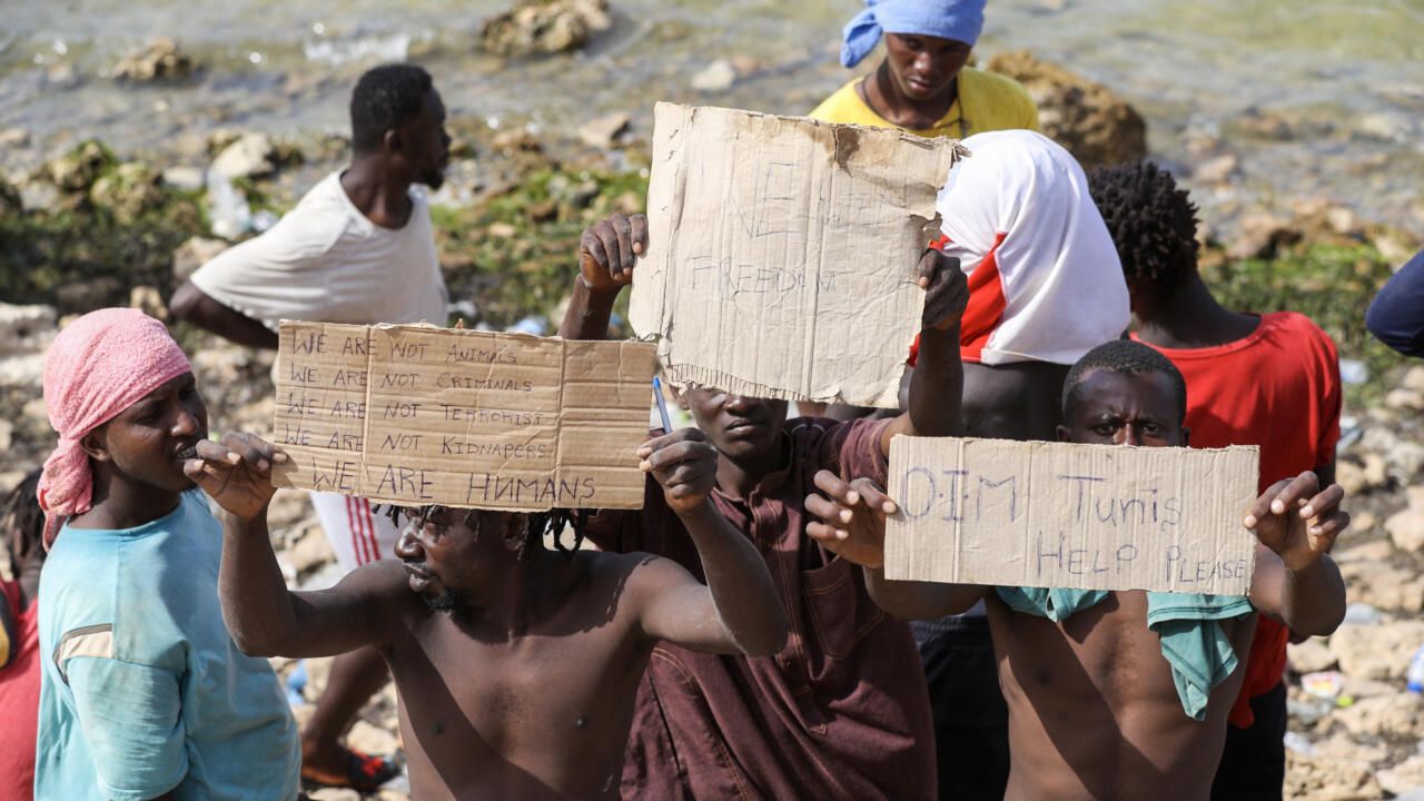 Entre la Tunisie et la Libye, des centaines de migrants bloqués dans des conditions difficiles