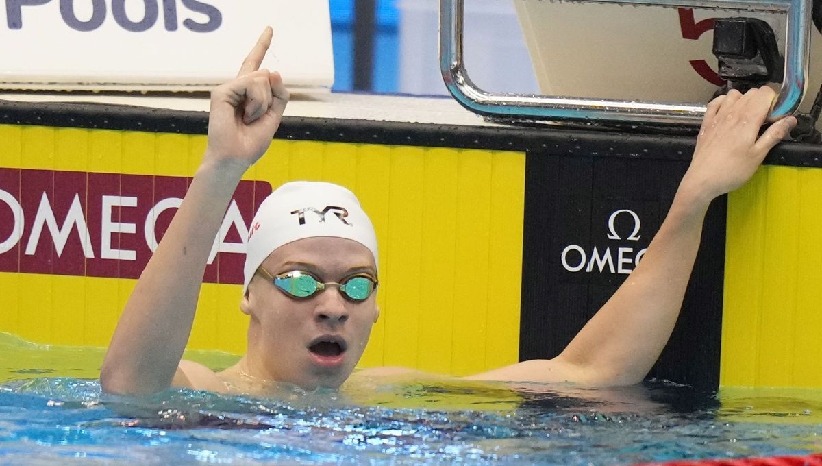 Mondiaux de natation : l'irrésistible Léon Marchand rafle son troisième titre