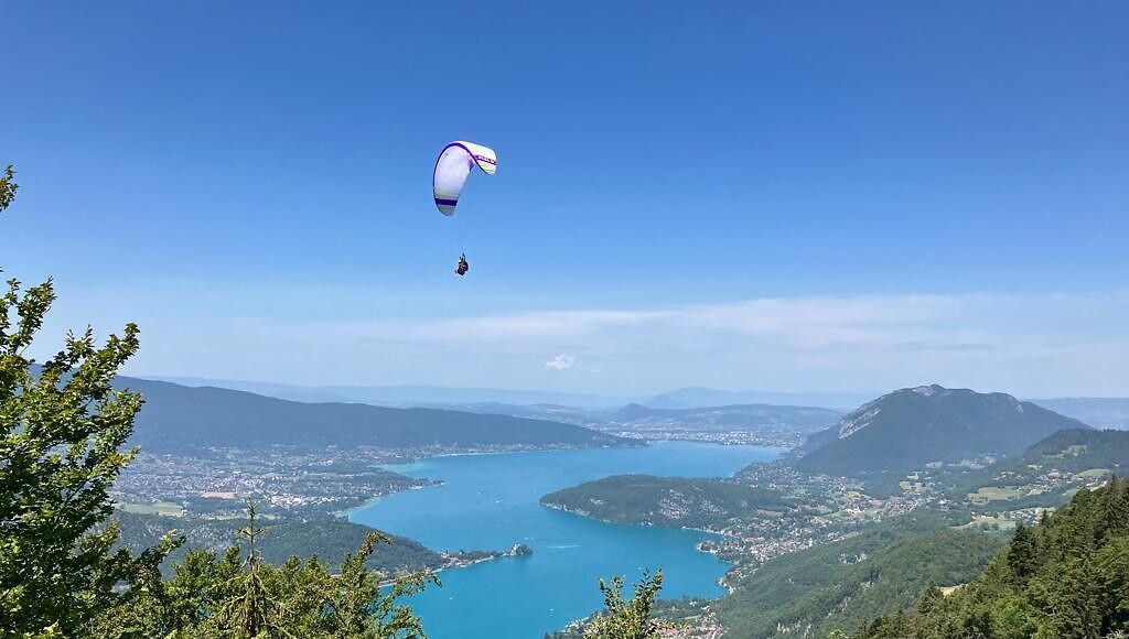 Deux parapentistes meurent presque au même endroit à quelques heures d'intervalle à Talloires