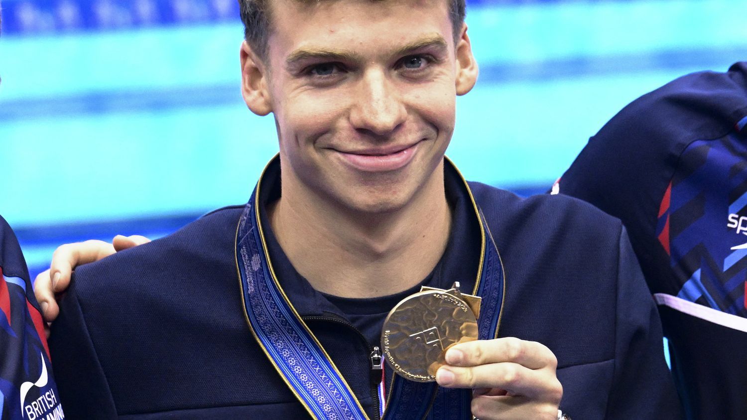 Mondiaux de natation : l'entraîneur de Léon Marchand se dit "fou de joie" et "impressionné par la grande maturité" du jeune Français