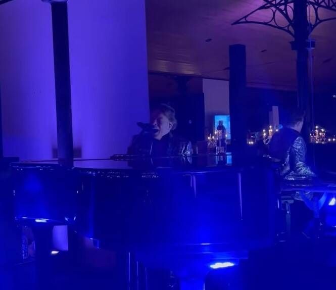 Quand Axl Rose, le chanteur des Guns N’Roses, chante en solo dans un club huppé près de Saint-Tropez