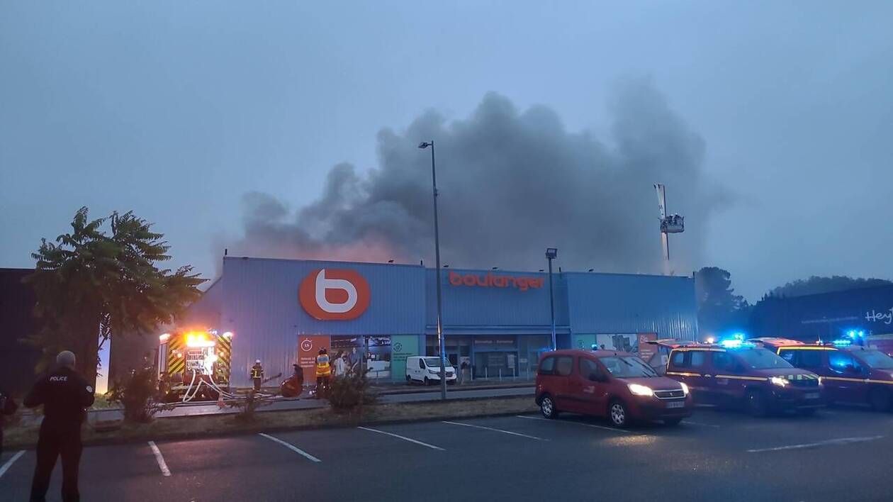 L’incendie du magasin Boulanger à Rezé plonge Nantes dans la fumée