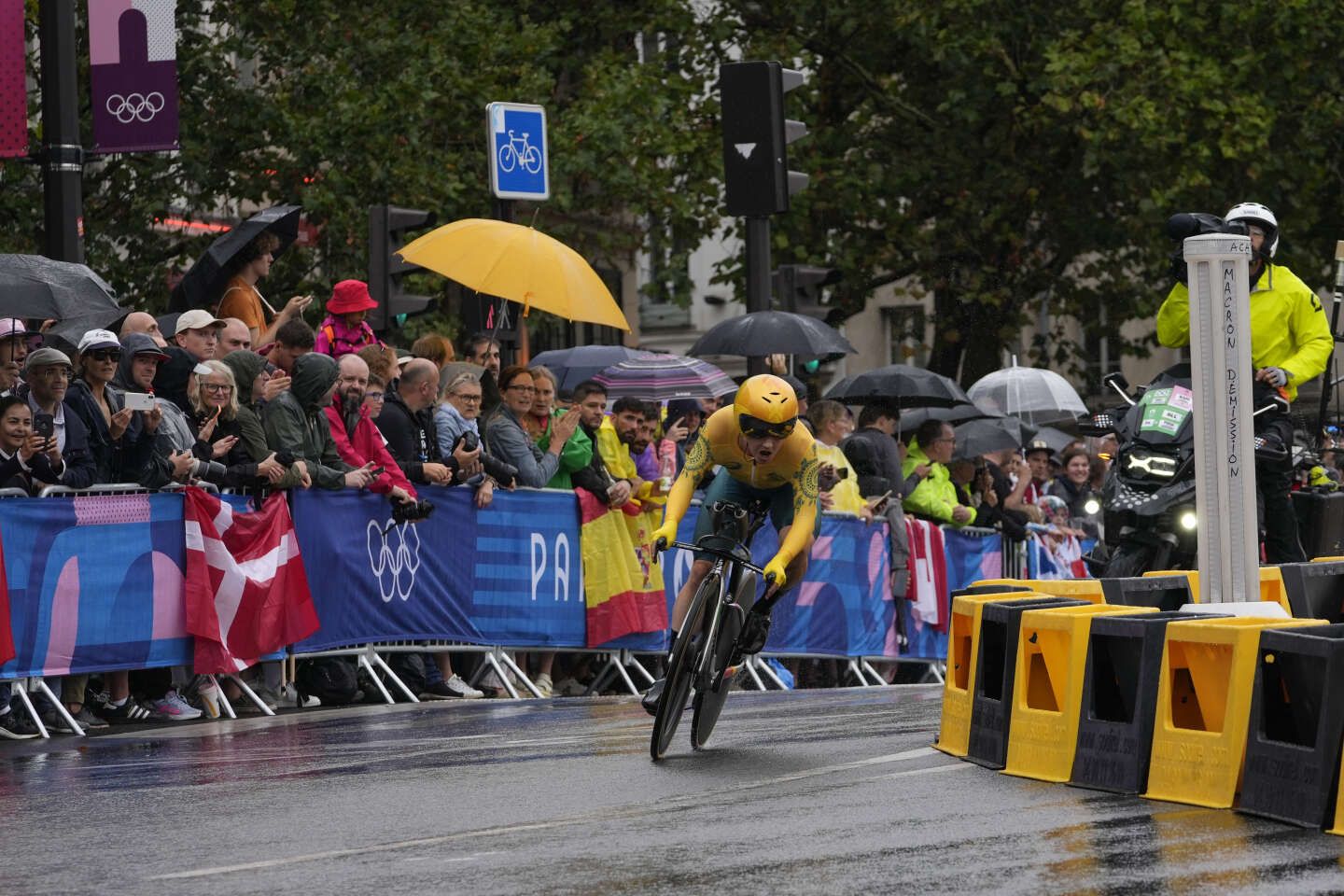 JO 2024 : à vélo dans Paris, on chute sous la pluie