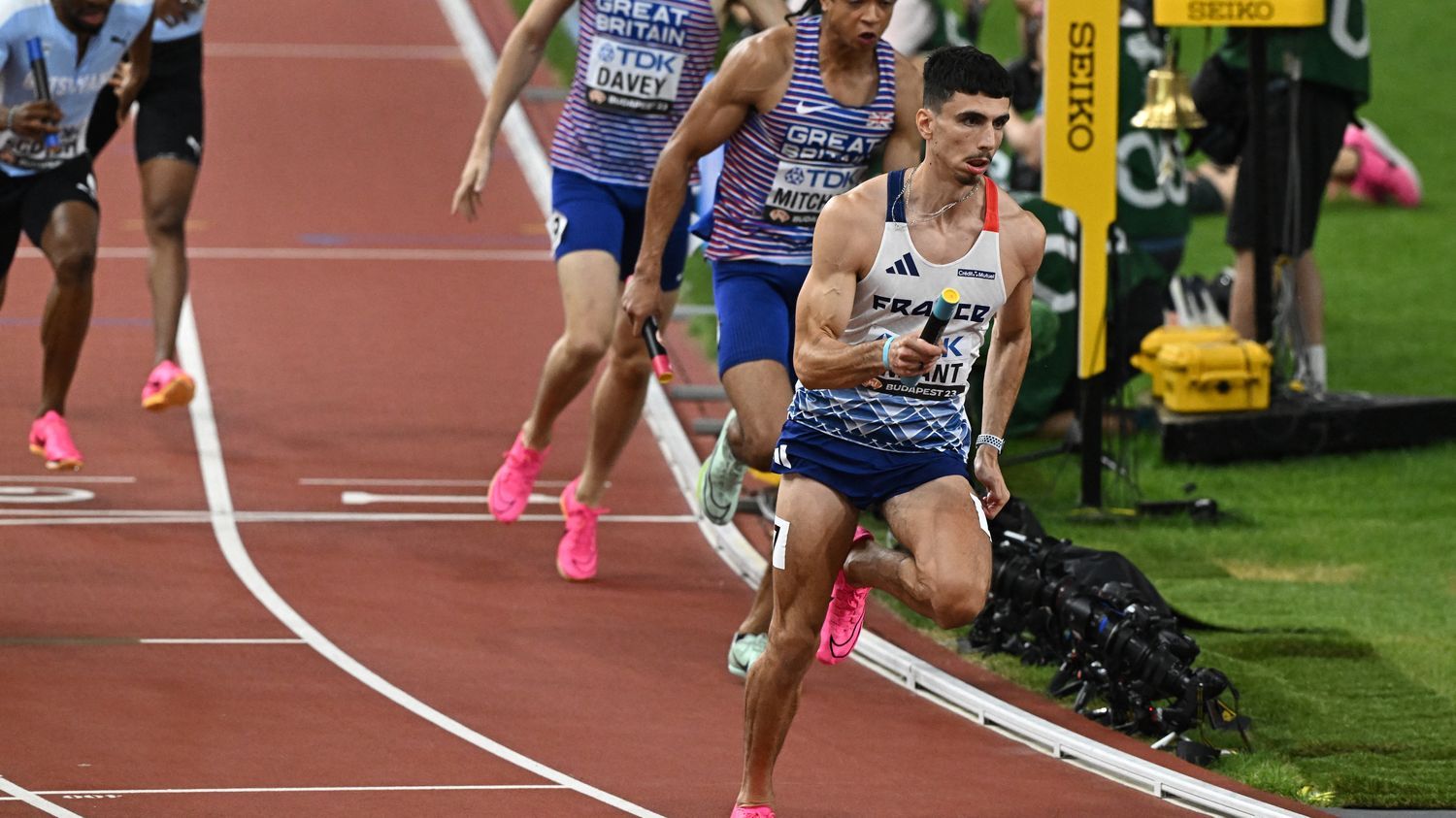 revivez le superbe 4x400 m en argent des relayeurs français