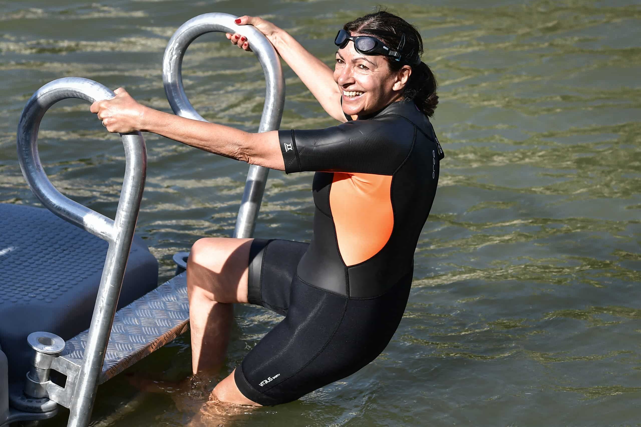 Anne Hidalgo renfile son maillot de bain pour une nouvelle baignade dans la Seine