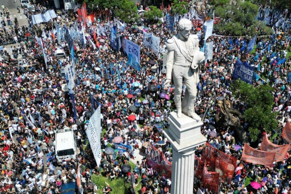 Argentine: recours et manifestation contre le "méga-décret" dérégulateur de Milei