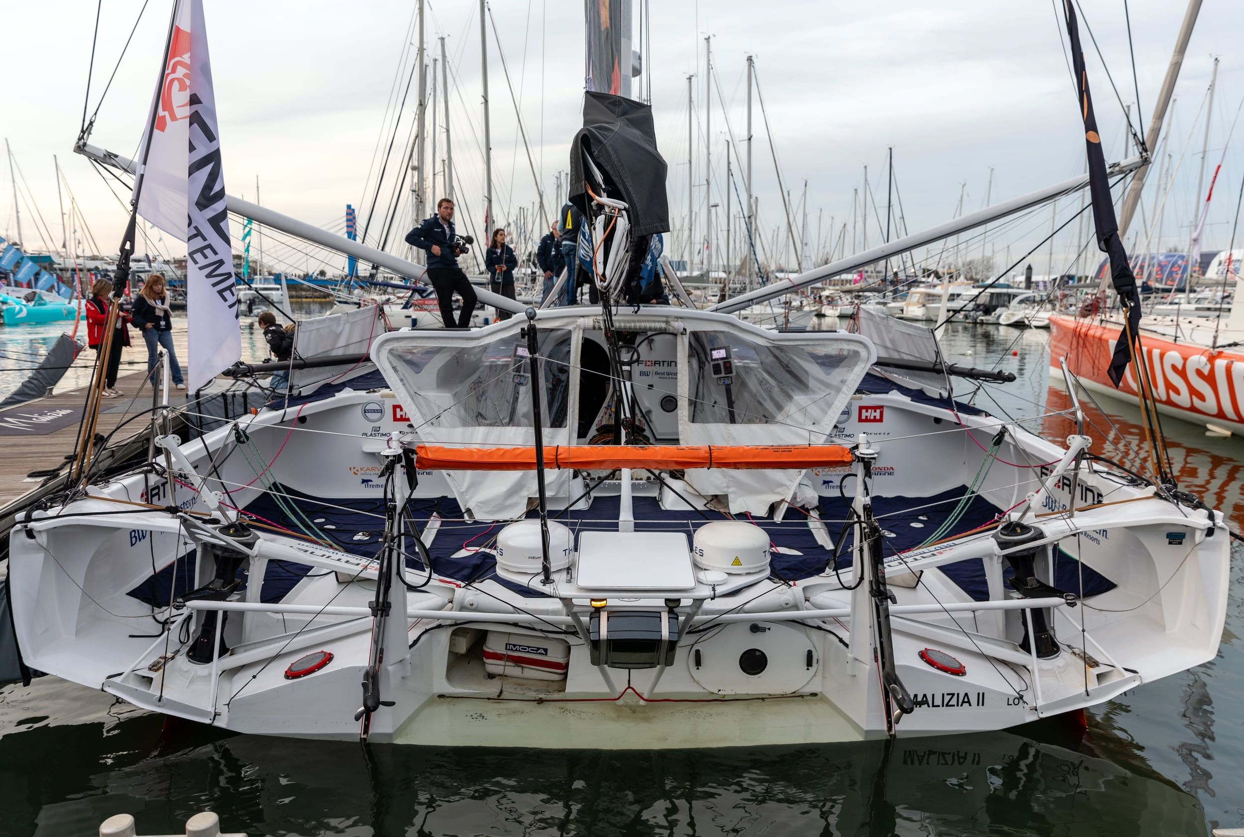 Incroyable ! Grâce à Starlink d'Elon Musk, il commande un McDo depuis son bateau en plein Vendée Globe