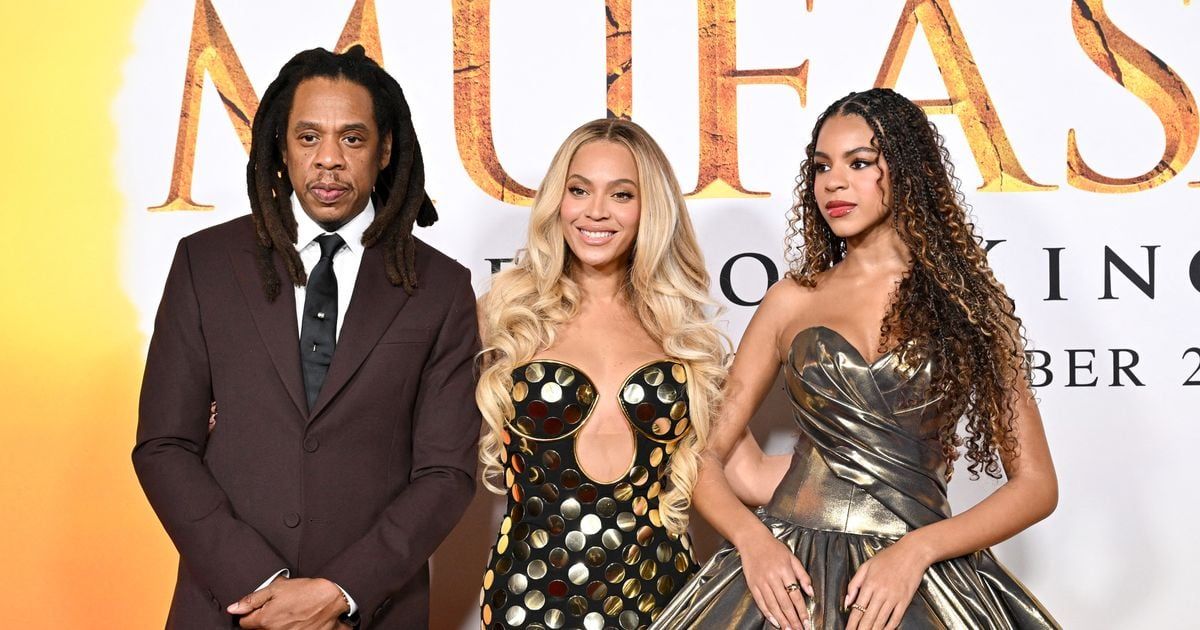 Pendant que Beyoncé et sa fille Blue Ivy brillent à un grand show, Jay-Z lui s'enfonce de plus en plus...