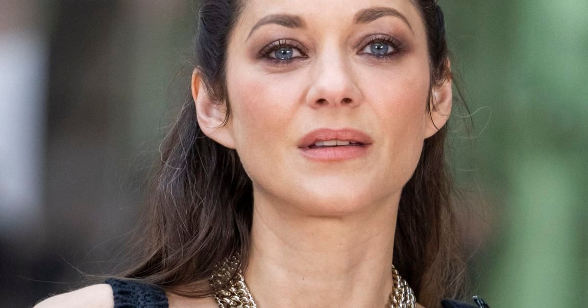 On ne voyait qu'eux... Les magnifiques yeux bleus de Marion Cotillard mis en beauté au défilé Chanel