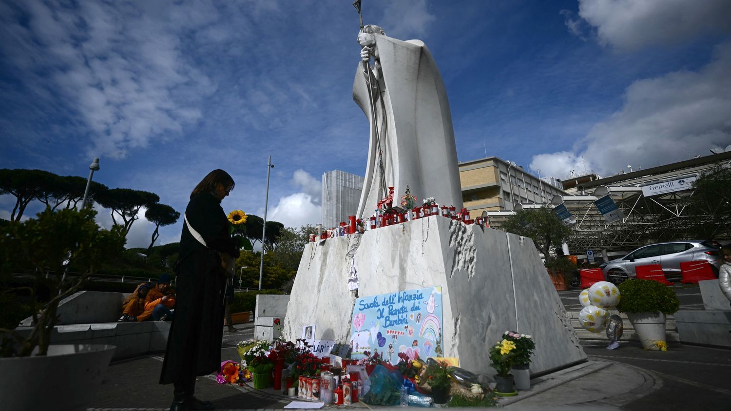 Le pape a été victime d'une "crise" respiratoire, son pronostic vital reste toujours "réservé"