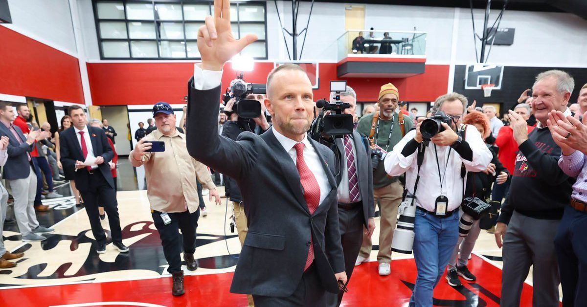 Louisville officially announces Pat Kelsey as new men’s basketball coach