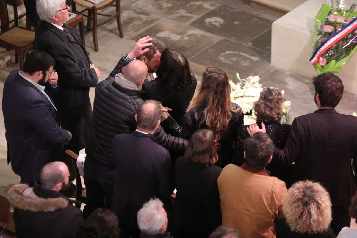 Obsèques de Sylvain Augier : sa veuve et ses enfants effondrés, des photos prises à l’intérieur de l’église