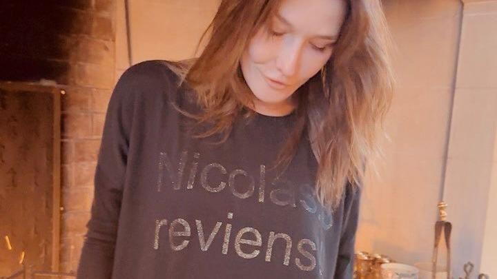 "Nicolas, reviens !" : le tee-shirt amoureux de Carla Bruni