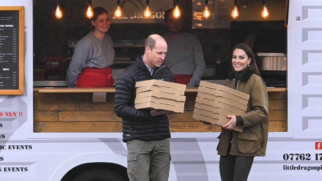 William et Kate commandent et livrent 22 pizzas pour récompenser une équipe de bénévoles au pays de Galles