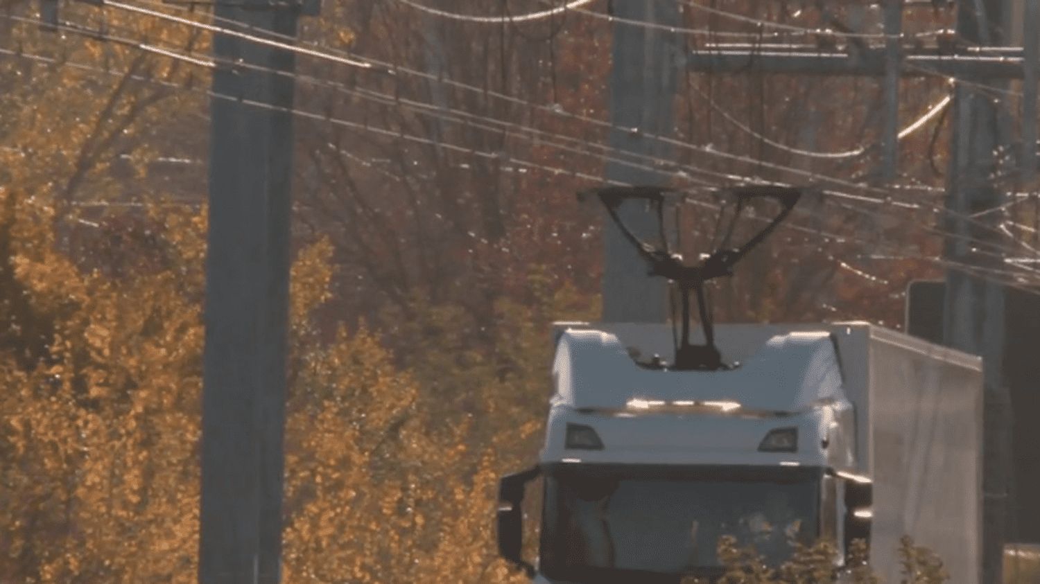 Transports : bientôt des autoroutes électriques pour camions en France ?