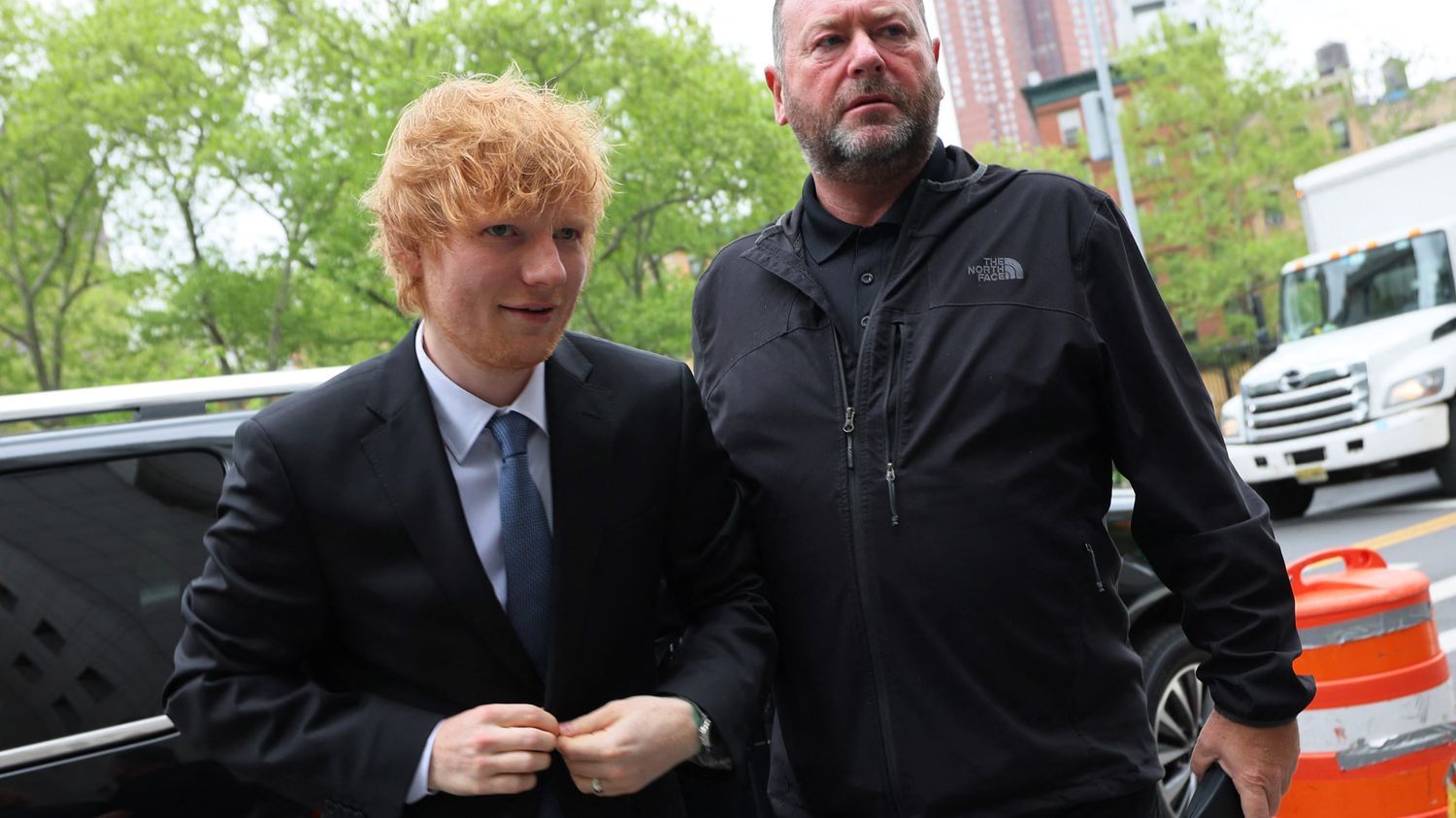 Ed Sheeran a chanté, s'accompagnant à la guitare, au tribunal lors de son procès pour plagiat