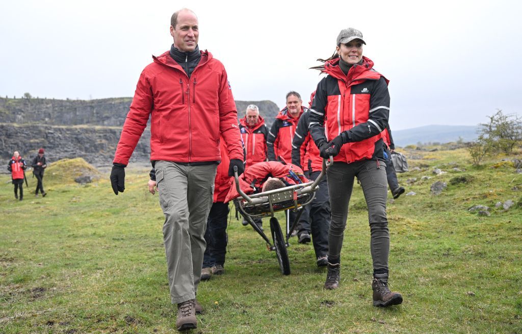 William et Kate livrent des pizzas à des sauveteurs en montagne et les dégustent avec eux