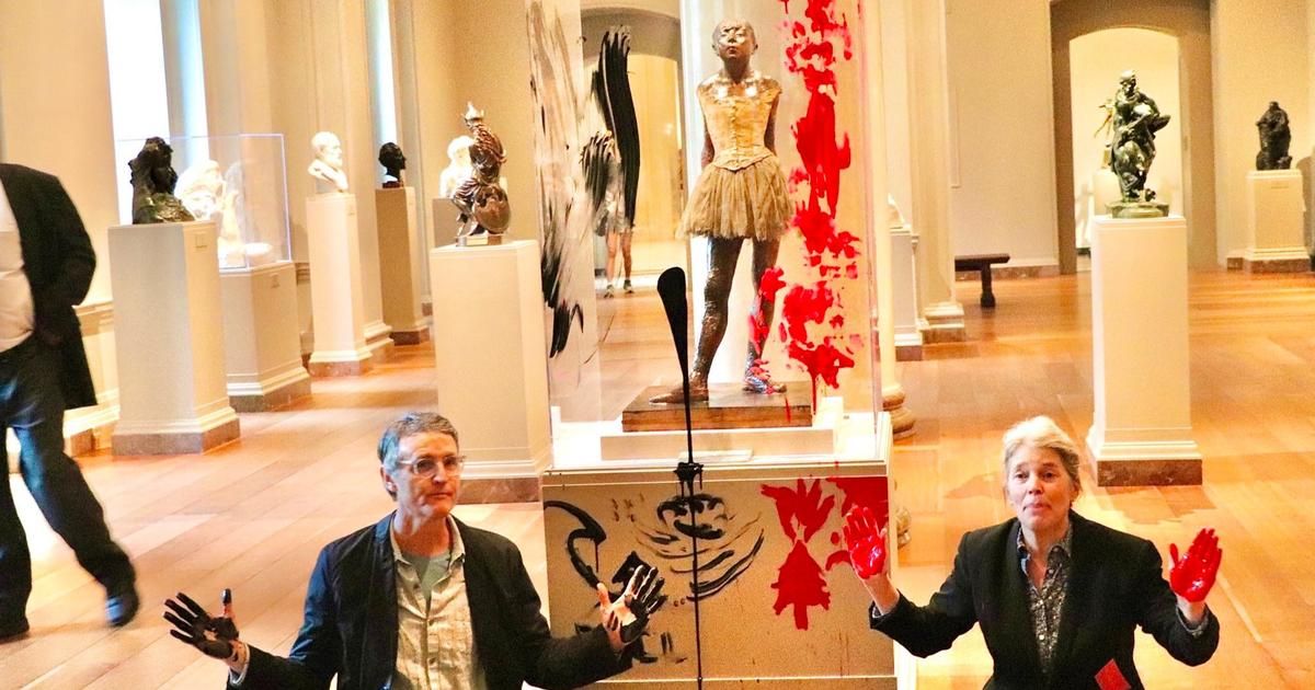 Des militants écologistes barbouillent la vitrine d'une sculpture de Degas à Washington