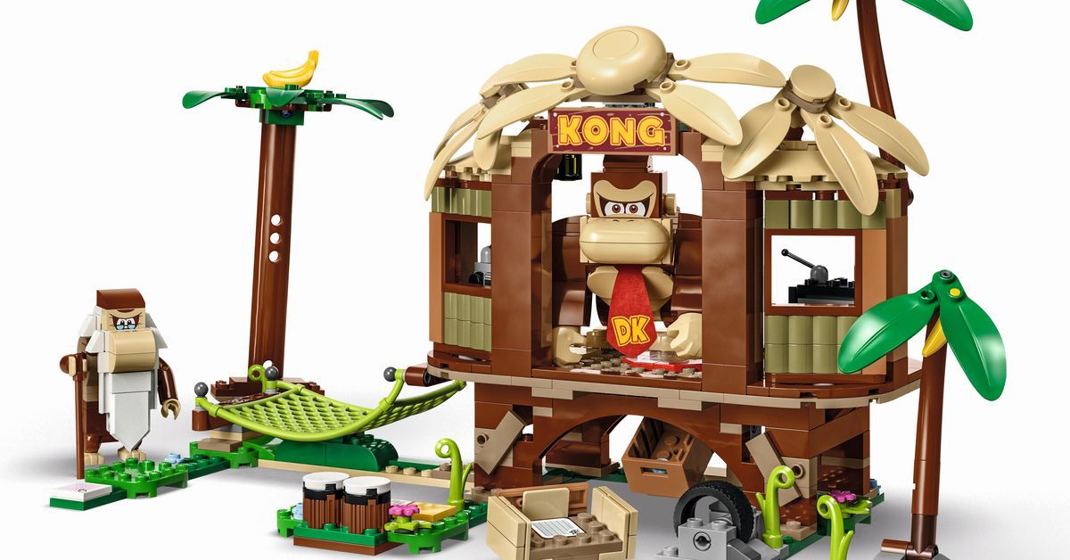 Here are the first Lego Donkey Kong sets