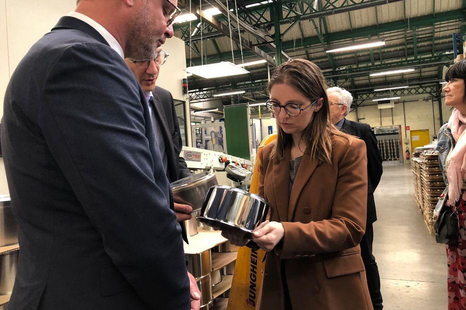 Avant une visite du fabricant de casseroles Cristel, la députée Renaissance Aurore Bergé accueillie par des manifestants à Montbéliard