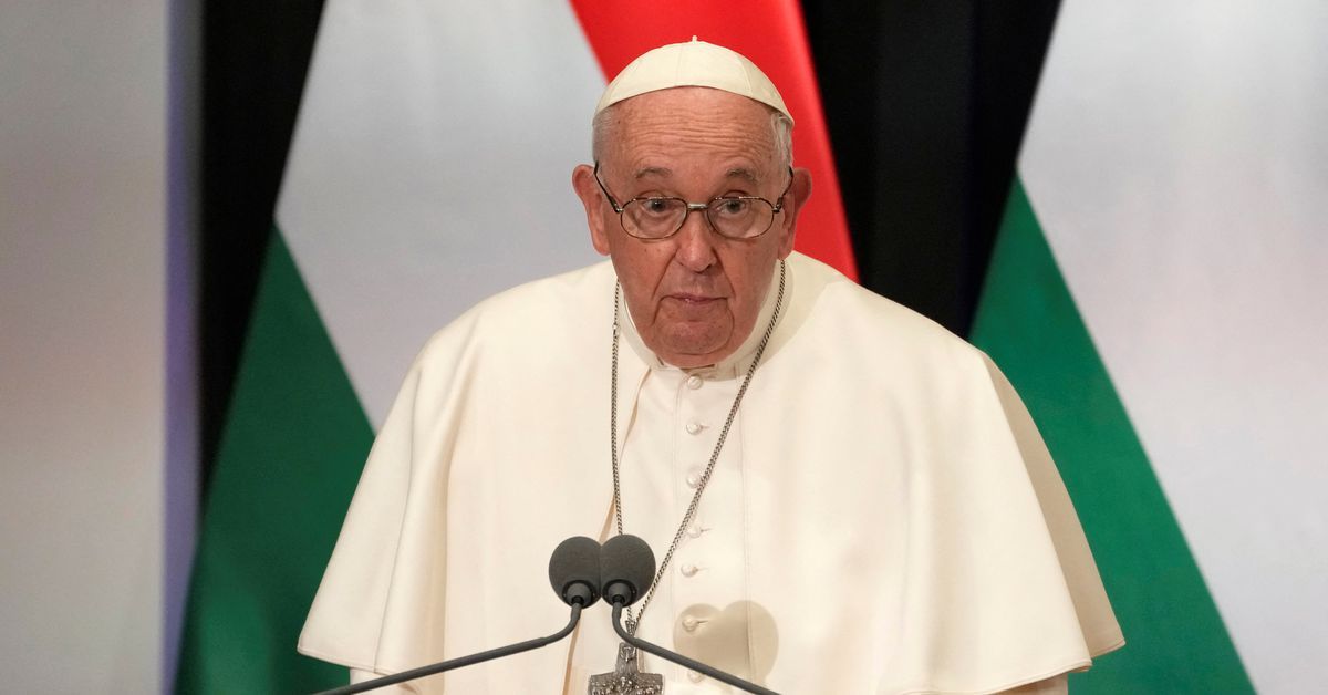 Pope, in Hungary, warns of rising nationalism in Europe, appeals for migrants