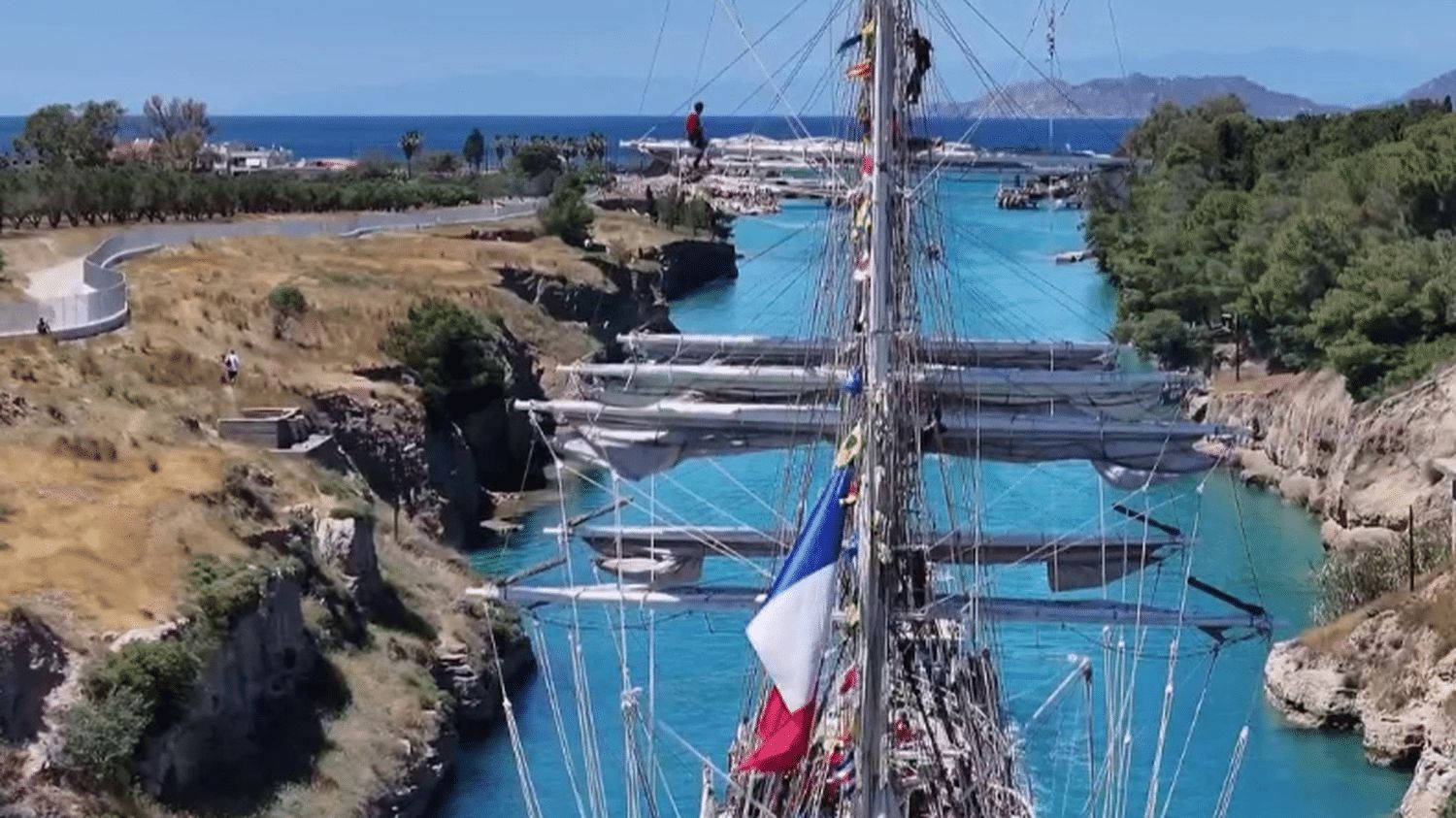 Paris 2024 : la traversée magique de la flamme olympique dans le canal de Corinthe