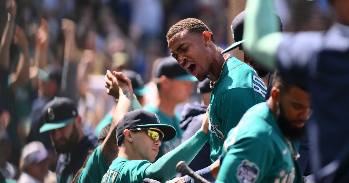 Mariners fire back against the Pirates, even the series with a one-sided win