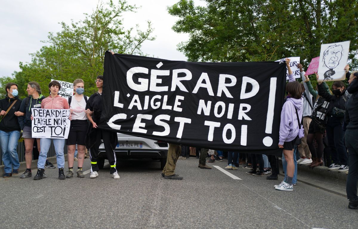 "L'aigle noir, c'est toi! La Honte!", lancent des collectifs féminins lors du spectacle de Gérard Depardieu à Lyon